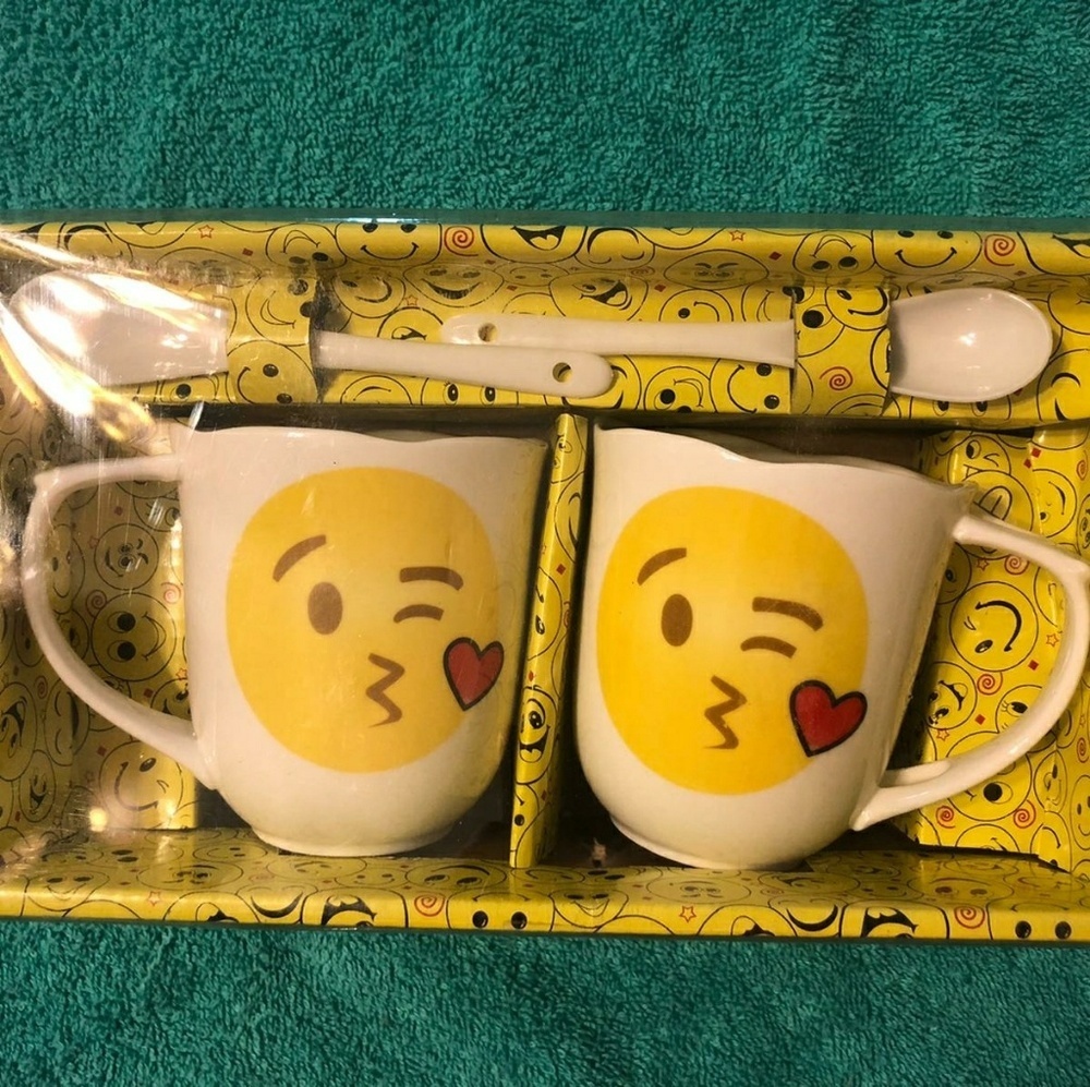 [NEW] Two Kissing Emoji Cups with 2 Spoon - Picture 2 of 8